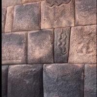 Ściana wężowych ludzi z Uku Pacha, założycieli andyjskiej linii królewskiej, przed potopem.