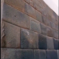 Ściana wężowych ludzi z Uku Pacha, założycieli andyjskiej linii królewskiej, przed potopem.