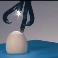Niezwykły robot demonstruje swoje niesamowite umiejętności, delikatnie usuwając skorupkę z kruchego, surowego jajka.