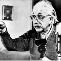 - Albert Einstein: 1920 w przemówieniu na Uniwersytecie w Lejdzie
