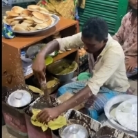Umiejętności robienia jajek do Chitoi Pitha.  Bangladesz-uliczne jedzenie.