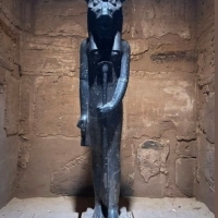 Czarny granitowy posąg Sekhmeta „Pani Grozy” w jej niszy w świątyni Ptaha w Karnaku.