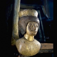 Krzesło zostało znalezione w grobowcu jej dziadka Yuyi, w Dolinie Królów w Waset (Teby).