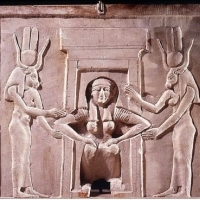 Wyrzeźbiona w wapieniu tablica przedstawiająca kobietę rodzącą.