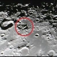 Live-recording of a huge UFO on the moon.