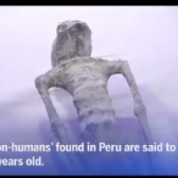 Jaime Maussan udowadnia prawdziwość mumii peruwiańskich.