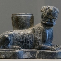 Posąg wotywny wykonany z kamienia skalnego w kształcie psa, datowany na okres (1894-1866) w roku p.n.e.