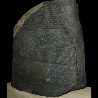 Kamień z Rosetty odblokował starożytny, zagubiony język Kamita (terazniejszy Egipt).