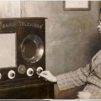 LOGIE BAIRD PIONIER TELEWIZJI (termin telewizja dodany był później)... 1925 roku.