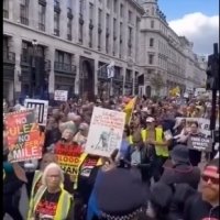  Tysiące ludzi demonstruje w Londynie przeciwko wysoce kontrowersyjnej strefie niskiej emisji: