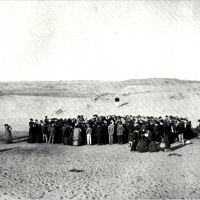 Około 100 osób bierze udział w loterii, aby podzielić 12 akrową działkę z wydmami, która później miała stać się miastem Tel Awiw, 1909 r.