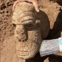 Uważa się, że rzeźba głowy ma 11 000 lat.