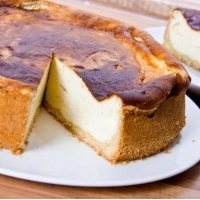 Sernik to jedno z tych ciast, które zdają się wywoływać dreszcze na plecach początkujących cukierników.