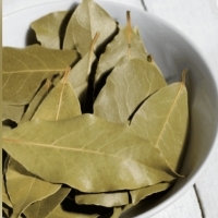 Jak zrobić herbatę z liści laurowych i goździków?