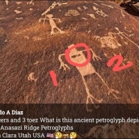 Petroglify przedstawiające coś, co wydaje się być płytką znalezioną na istotach z Nazca.