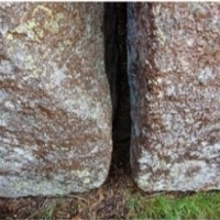 Na południowej Syberii naukowcy odkryli absolutnie masywną ścianę z granitowych kamieni.