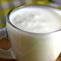 Kefir jest bogaty w probiotyki, m.in. bakterie kwasu mlekowego i drożdże, które korzystnie wpływają na zdrowie jelit.