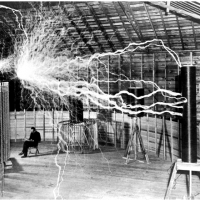 Nikola Tesla w laboratorium.