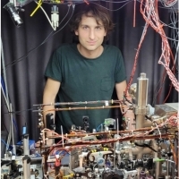 Tak, Michał Parniak, bohater mojej książki „Tytani”, stworzył w Polsce najszybszą pamięć kwantową w historii.